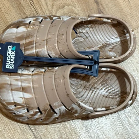 MENS CLOGS- size **9 RUGGED SHARK- NWT-Floatable-Camo Tan I - Picture 8 of 8